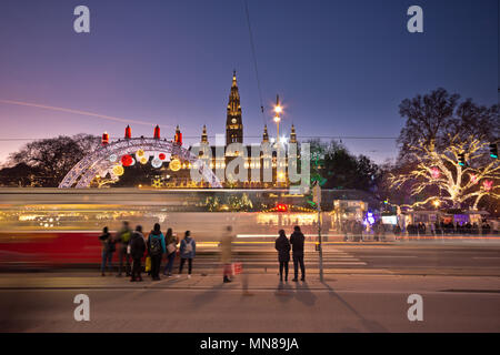 Wien, ÖSTERREICH - Dezember, 2017: Rathausplatz und Rathaus zu Weihnachten. Menschen besuchen den Christkindlmarkt, also an der Ampel zu warten Stockfoto