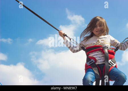 Kleines Mädchen auf dem Trampolin springen Stockfoto