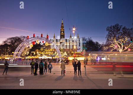 Wien, ÖSTERREICH - Dezember, 2017: Rathausplatz und Rathaus zu Weihnachten. Menschen besuchen den Christkindlmarkt, also an der Ampel zu warten Stockfoto