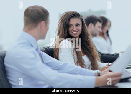 Business Team diskutieren Working Papers Stockfoto