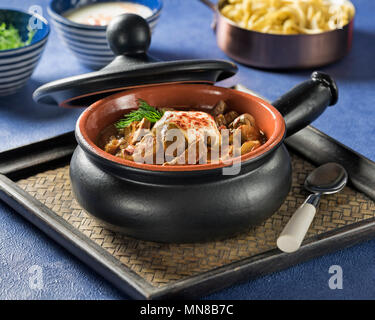 Stroganoff. Russischen Ursprungs Reisgericht mit Rindfleisch in saurer Sahne Soße. Stockfoto