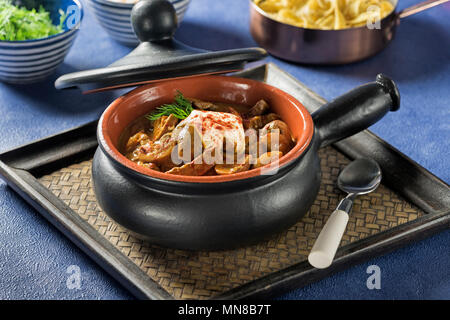 Stroganoff. Russischen Ursprungs Reisgericht mit Rindfleisch in saurer Sahne Soße. Stockfoto