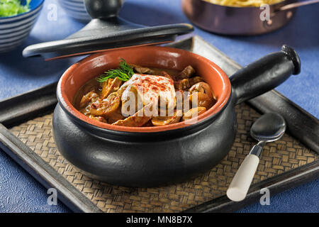 Stroganoff. Russischen Ursprungs Reisgericht mit Rindfleisch in saurer Sahne Soße. Stockfoto