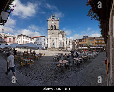 Guimaraes, Portugal. Igreja de Nossa Senhora da Oliveira Kirche und Padrao do Salado Monument in Largo de Oliveira Square. Stockfoto