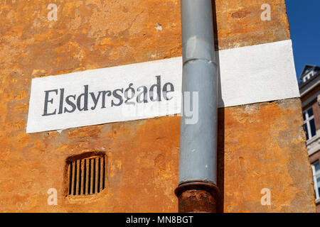 Elsdyrsgade ('Moose Straße"), lackiert Straßenschild auf gelbe Wand, Nyboder, Kopenhagen, Dänemark Stockfoto