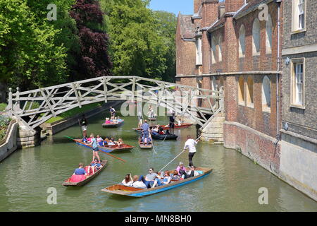 CAMBRIDGE, UK - 6. Mai 2018: Holz- Mathematische Brücke am Queens College Universität mit Touristen und Studenten stochern auf dem Fluss Cam Stockfoto