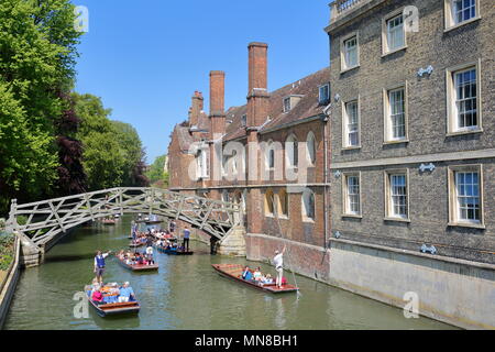 CAMBRIDGE, UK - 6. Mai 2018: Holz- Mathematische Brücke am Queens College Universität mit Touristen und Studenten stochern auf dem Fluss Cam Stockfoto