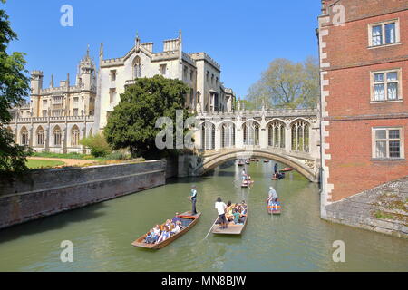 CAMBRIDGE, UK - 6. Mai 2018: Der Seufzerbrücke am St John's College der Universität mit Touristen und Studenten stochern auf dem Fluss Cam Stockfoto