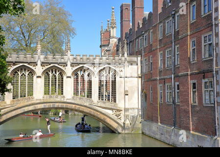 CAMBRIDGE, UK - 6. Mai 2018: Der Seufzerbrücke am St John's College der Universität mit Touristen und Studenten stochern auf dem Fluss Cam Stockfoto