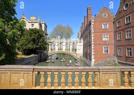 CAMBRIDGE, UK - 6. Mai 2018: Der Seufzerbrücke am St John's College der Universität mit Touristen und Studenten stochern auf dem Fluss Cam Stockfoto