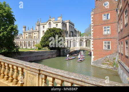 CAMBRIDGE, UK - 6. Mai 2018: Der Seufzerbrücke am St John's College der Universität mit Touristen und Studenten stochern auf dem Fluss Cam Stockfoto