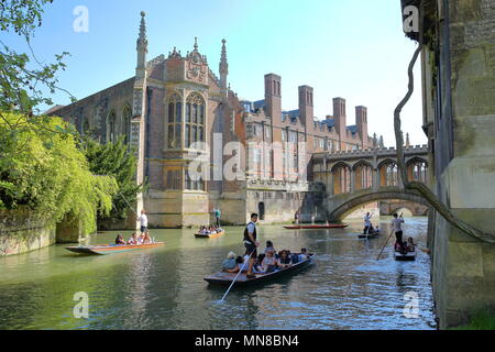 CAMBRIDGE, UK - 6. Mai 2018: Der Seufzerbrücke am St John's College der Universität mit Touristen und Studenten stochern auf dem Fluss Cam im Vordergrund. Stockfoto