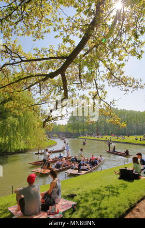 CAMBRIDGE, UK - 6. Mai 2018: Studenten genießen Sie einen sonnigen Tag am Ufer des Flusses Cam am St John's College der Universität mit Touristen und Studenten Pu