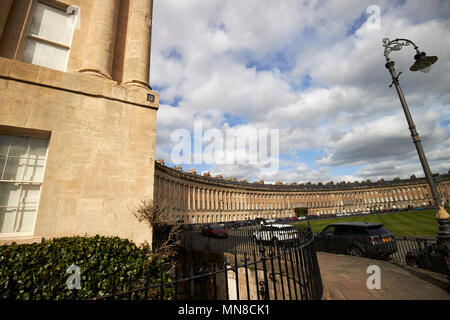 Blick auf den Royal Crescent Wohnstraße georgianischen Häusern Badewanne von End House, einschließlich Eisen Fechten und Gusseisen streetlight England Großbritannien Stockfoto