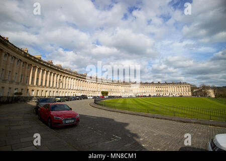 Blick auf den Royal Crescent Wohnstraße georgianischen Gebäuden inklusive Wimpel Stein Straße und oberen Rasen England Großbritannien Stockfoto