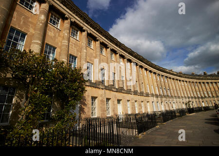 Blick von der Mitte entlang Royal Crescent Wohnstraße georgianischen Häusern Badewanne England Großbritannien Stockfoto