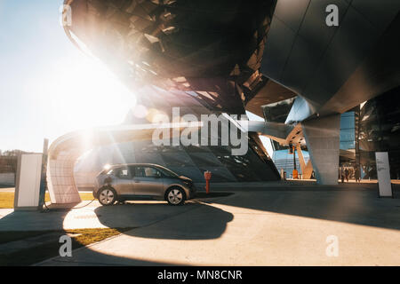 München, Deutschland - Dezember 7, 2017: BMW i3 elektrische Auto stehend an eine Ladestation in der BMW Welt Welt der BWM mit Ausstellung und Museum Gebäude a Stockfoto