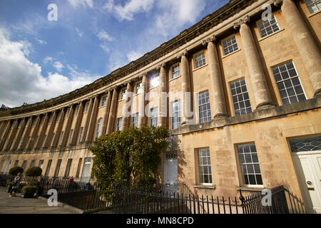 Blick von der Mitte entlang Royal Crescent Wohnstraße georgianischen Häusern Badewanne England Großbritannien Stockfoto