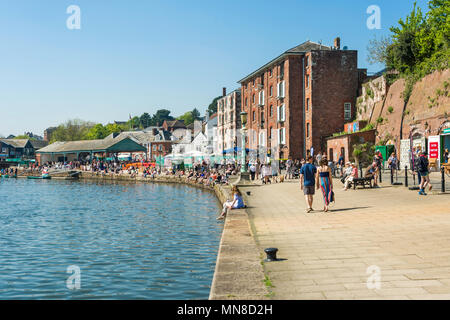 Einheimische und Touristen bummeln und Einkaufen am Exeter Quay an einem sonnigen Sonntag Nachmittag, Exeter, UK. Stockfoto