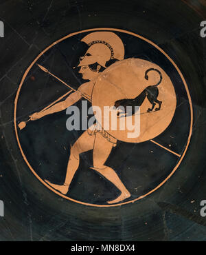 Berlin. Deutschland. Altes Museum. Dachgeschoss Rot - Abbildung Schale/Kylix, Trinkbecher von Oltos: Der Tod des Patroklos, Tondo, ein Krieger, der Topf gemacht Stockfoto