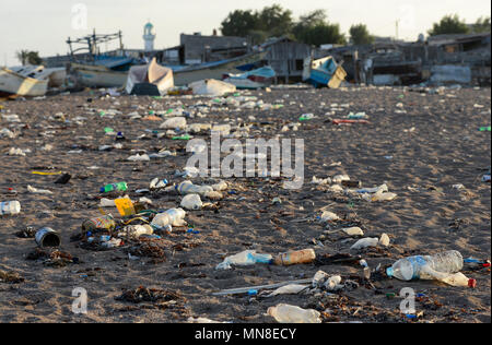 Dschibuti, Obock, Rotes Meer, Strand mit plastik Müll/DSCHIBUTI, Obock, Rotes Meer, Plastkmuell am Strand Stockfoto
