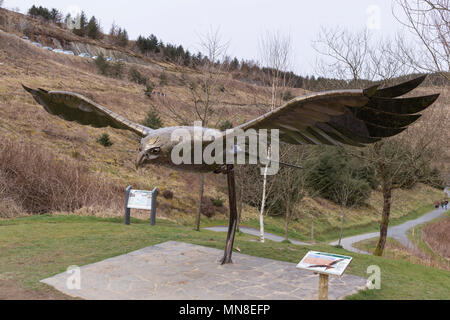 Red Kite Skulptur Nant yr Arian Stockfoto