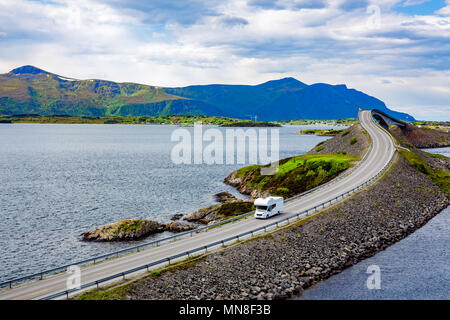 Caravan Auto RV fährt auf der Autobahn in Norwegen. Atlantik Straße oder den Atlantik Straße (atlanterhavsveien) der Titel vergeben wurde als (Norwegische Bau des Jahrhunderts). Stockfoto