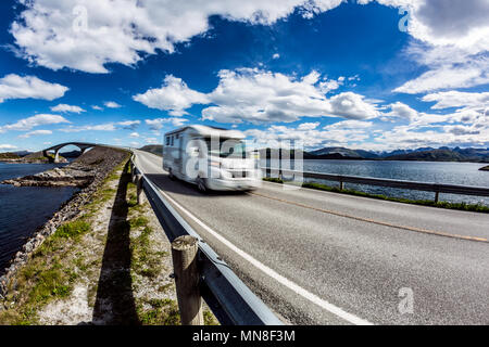 Caravan Auto RV fährt auf der Autobahn in Norwegen. Atlantik Straße oder den Atlantik Straße (atlanterhavsveien) der Titel vergeben wurde als (Norwegische Bau des Jahrhunderts). Stockfoto