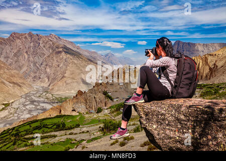 Dhankar Gompa. Spiti Valley, Himachal Pradesh, Indien. Naturfotograf Touristen mit Kamera und stehen auf dem Gipfel des Berges. Stockfoto