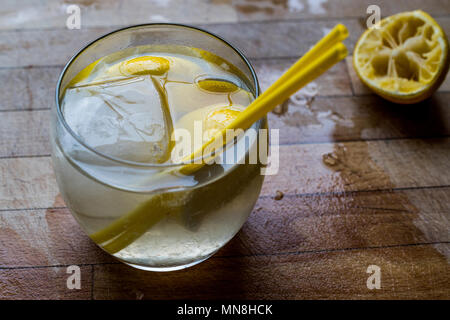 Tom Collins Cocktail mit Zitrone und Eis. Beverage Konzept. Stockfoto