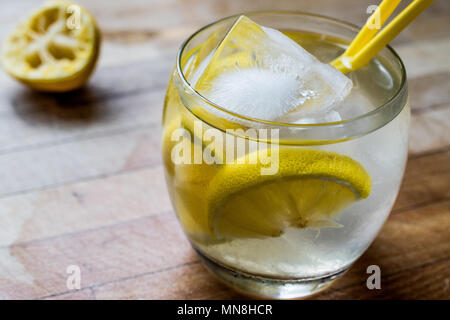 Tom Collins Cocktail mit Zitrone und Eis. Beverage Konzept. Stockfoto