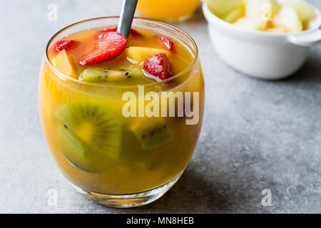 Tropischen Cocktail Sangria mit Weißwein, Ananassaft, Erdbeeren, Kiwi, Mango und Apple. Bio Trinken. Stockfoto