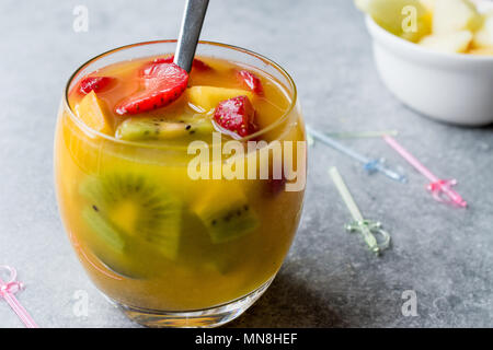 Tropischen Cocktail Sangria mit Weißwein, Ananassaft, Erdbeeren, Kiwi, Mango und Apple. Bio Trinken. Stockfoto