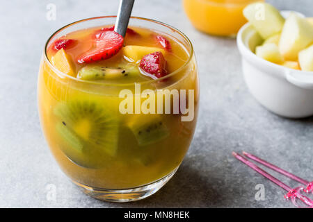 Tropischen Cocktail Sangria mit Weißwein, Ananassaft, Erdbeeren, Kiwi, Mango und Apple. Bio Trinken. Stockfoto