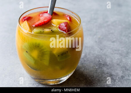 Tropischen Cocktail Sangria mit Weißwein, Ananassaft, Erdbeeren, Kiwi, Mango und Apple. Bio Trinken. Stockfoto