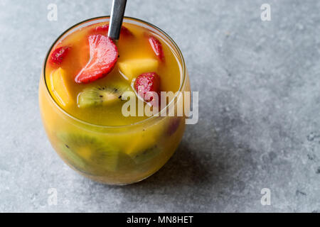 Tropischen Cocktail Sangria mit Weißwein, Ananassaft, Erdbeeren, Kiwi, Mango und Apple. Bio Trinken. Stockfoto