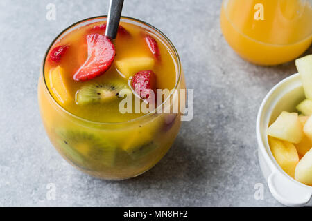 Tropischen Cocktail Sangria mit Weißwein, Ananassaft, Erdbeeren, Kiwi, Mango und Apple. Bio Trinken. Stockfoto