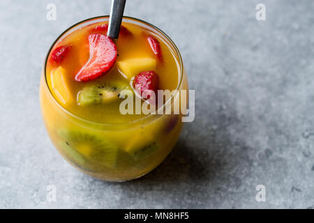 Tropischen Cocktail Sangria mit Weißwein, Ananassaft, Erdbeeren, Kiwi, Mango und Apple. Bio Trinken. Stockfoto