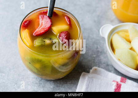 Tropischen Cocktail Sangria mit Weißwein, Ananassaft, Erdbeeren, Kiwi, Mango und Apple. Bio Trinken. Stockfoto