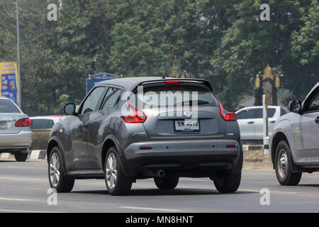 CHIANG MAI, Thailand - 20 april 2018: Mit dem eigenen Auto, Nissan Juke. Auf der straße Nr. 1001, 8 km von Chiang Mai City. Stockfoto