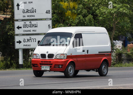 CHIANG MAI, Thailand - 20 april 2018: Private Mini Tongfong van. Foto an der Straße Nr. 1001 etwa 8 km von der Innenstadt von Chiang Mai, Thailand. Stockfoto