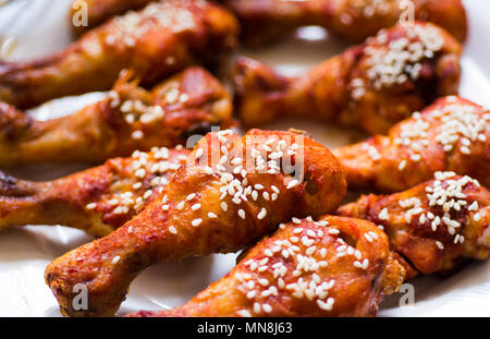 Gebratenes Chicken Wings mit Sesam closeup abgedeckt Stockfoto