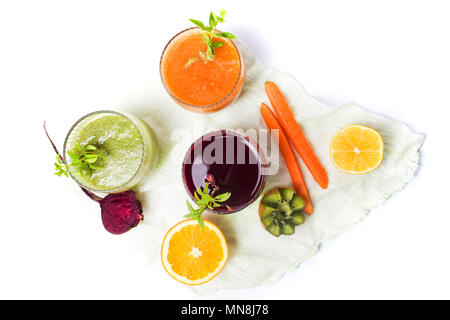 Kiwi Zuckerrüben und Karotte Smoothies in Gläser isoliert auf weiss Stockfoto