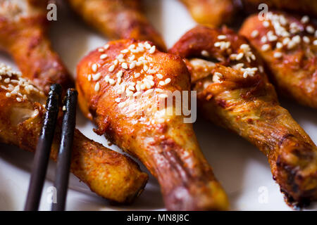 Gebratenes Chicken Wings mit Sesam closeup abgedeckt Stockfoto