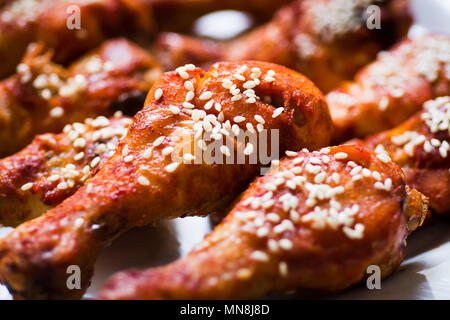 Gebratenes Chicken Wings mit Sesam closeup abgedeckt Stockfoto