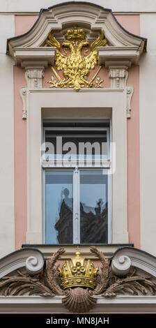 Balkon mit Krone und Doppeladler in Prag Stockfoto