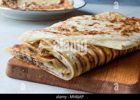 Traditionelle Qutab oder Gözleme mit Teig, Hackfleisch oder Käse. Fast Food. Stockfoto