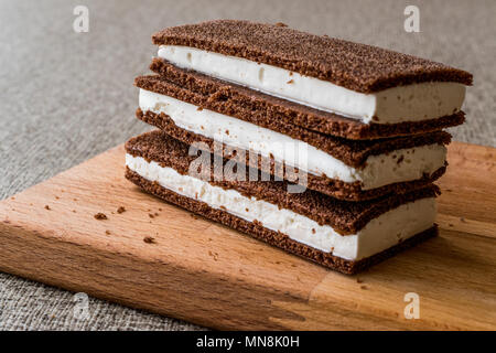 Milch Stück Sandwich mit Sahne. Fast Food Konzept. Stockfoto
