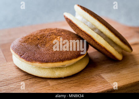 Pfannkuchen mit Sahne oder Milch/sut Burger. Fast food Konzept. Stockfoto