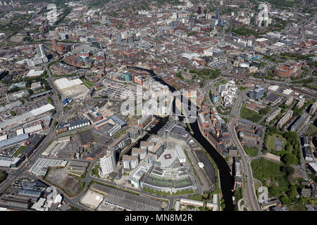 Luftaufnahme von Leeds Dock mit Leeds City Centre Skyline im Hintergrund, Großbritannien Stockfoto